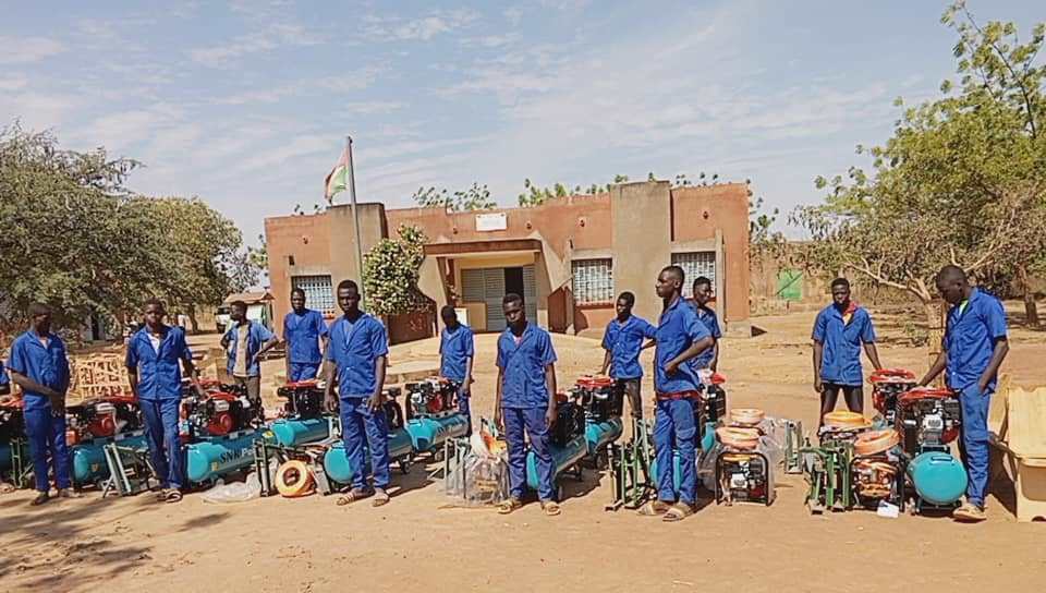 Remise de matériel aux jeunes après la formation professionnelle financée par le Fonds Balemans