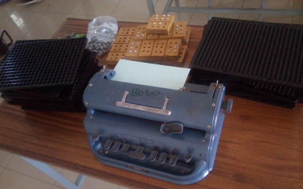 Machine à écrire braille, tablette et poinçons