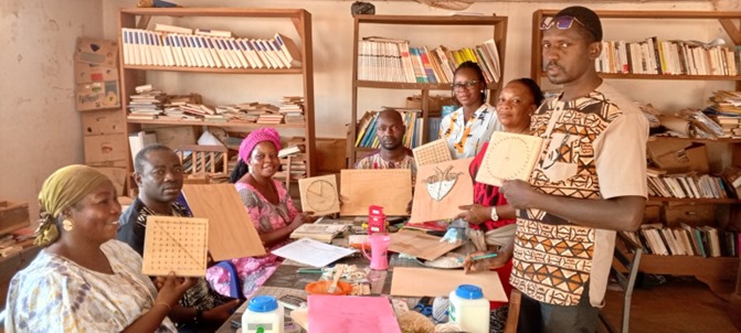 une participantes entrain de signer