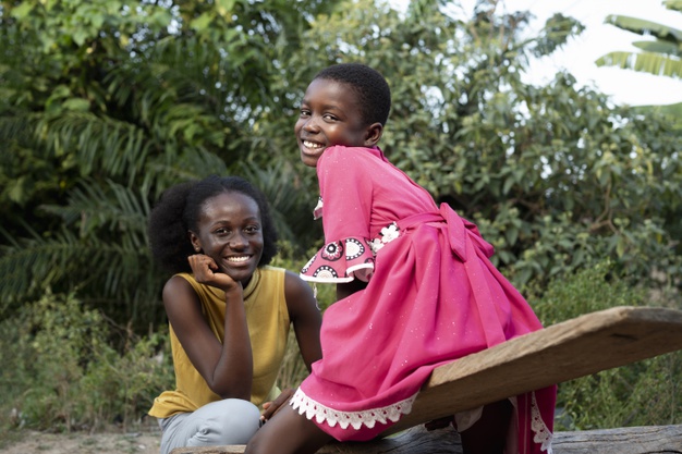 deux jeunes filles souriantes