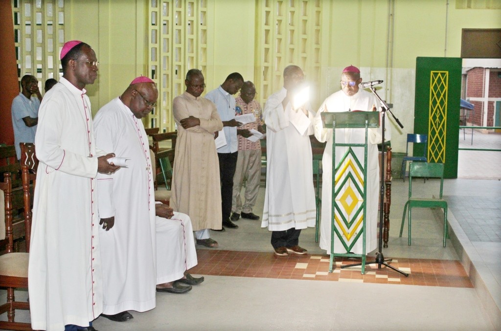 éveêque prononant une allucution