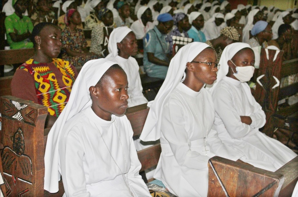 réligieuses chantant à la messe