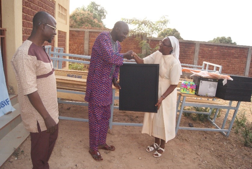 Remise du matériel scolaire par une reprétante de l'ODDS 