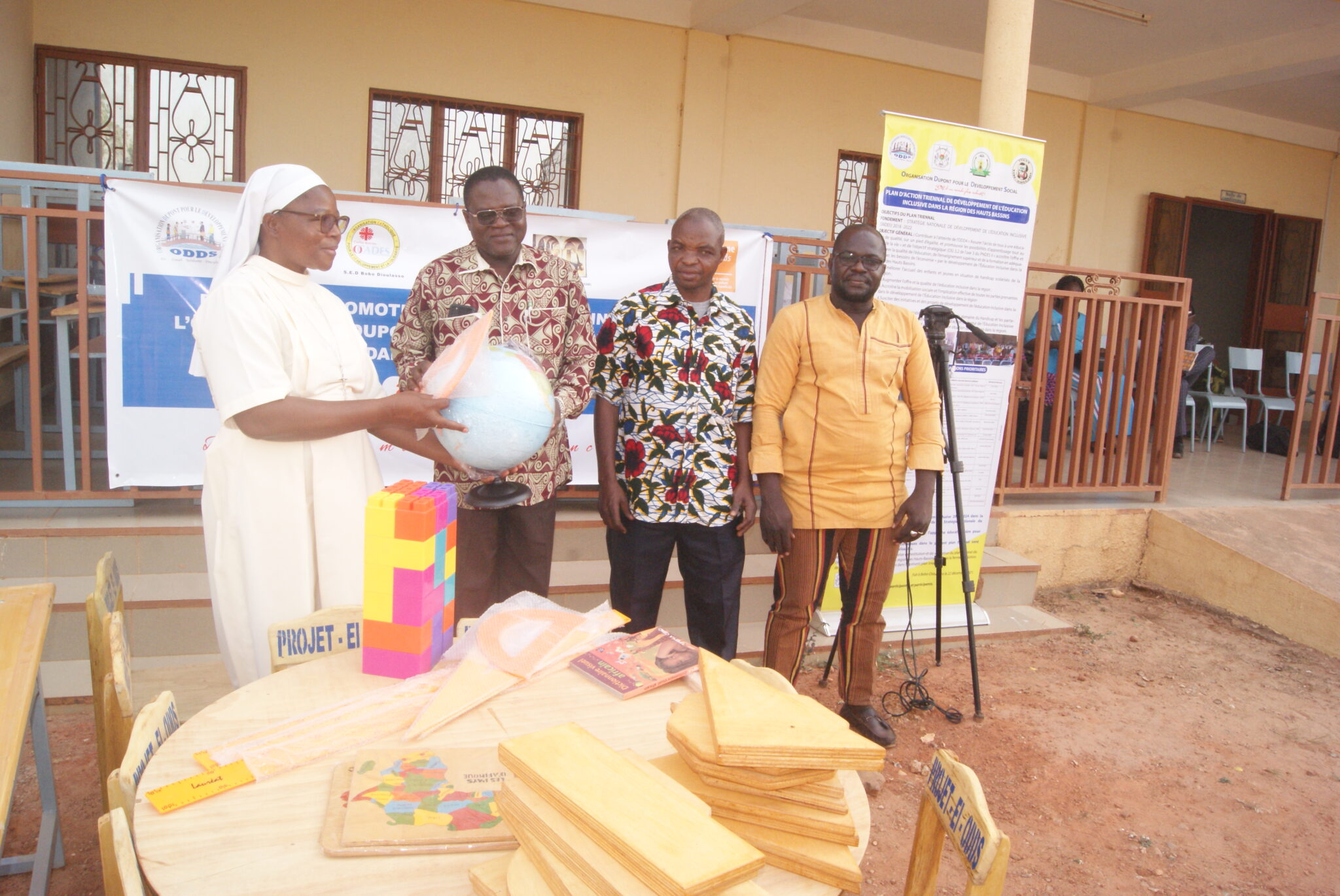 Remise symbolique de matériel scolaire