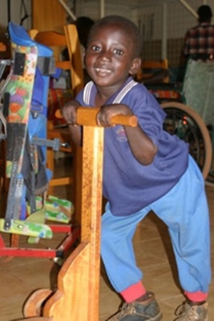 photo d'un enfant qui apprend à marcher avec une poussette