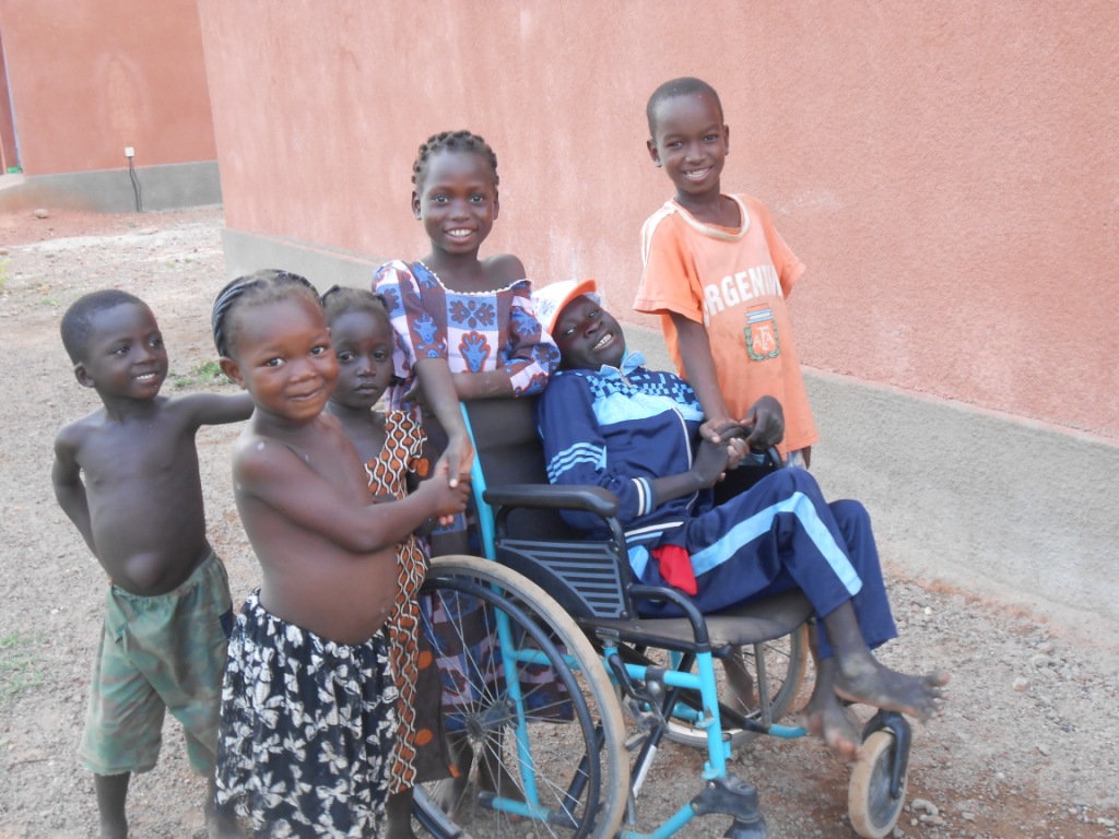 Photo d'un enfant handicapé avec ses amis