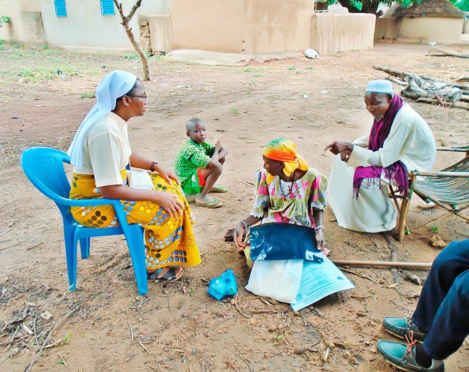 Photo visite de terrain au domicile d'un enfant