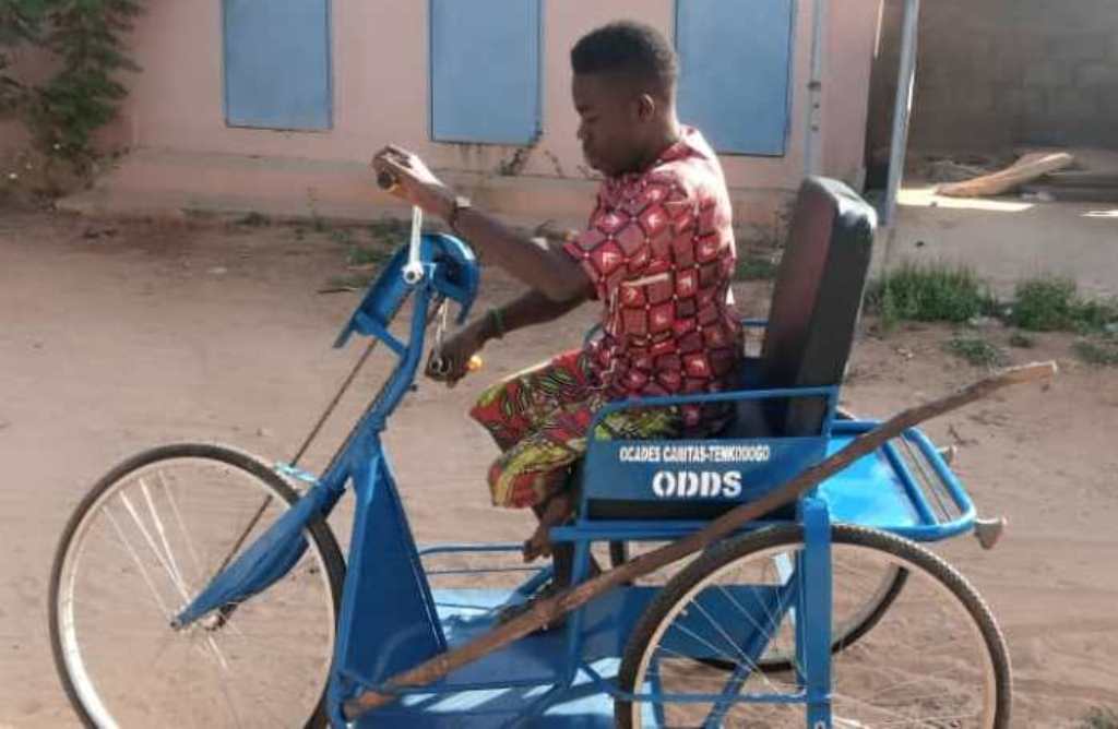 Jeune handicapé en tricycle