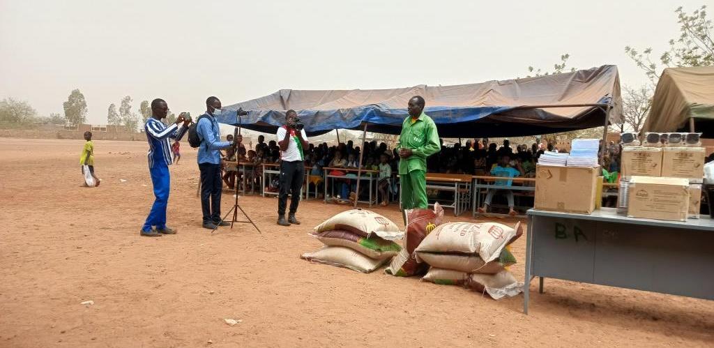 Remise du matériel scolaire et de vivre par une reprétante de l'ODDS 