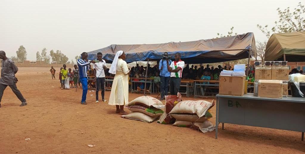 Remise de dons aux PDI