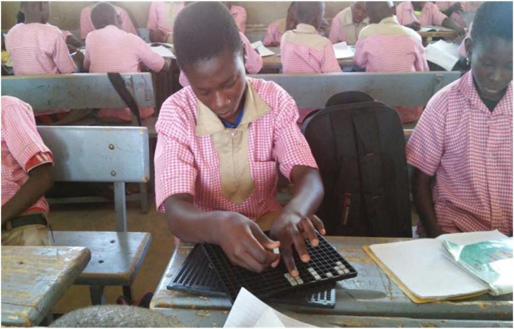 Photo d'un enfant handicapé visuel en classe