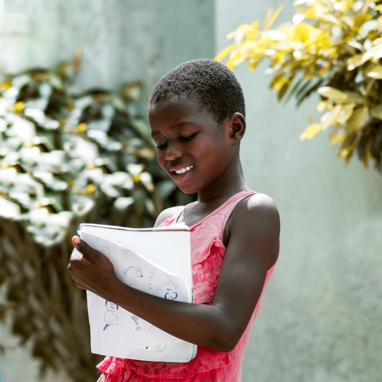 Photo d'une petite fille entrain de lire