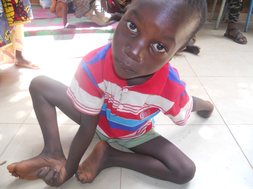 Photo d'un enfant en handicapé assis