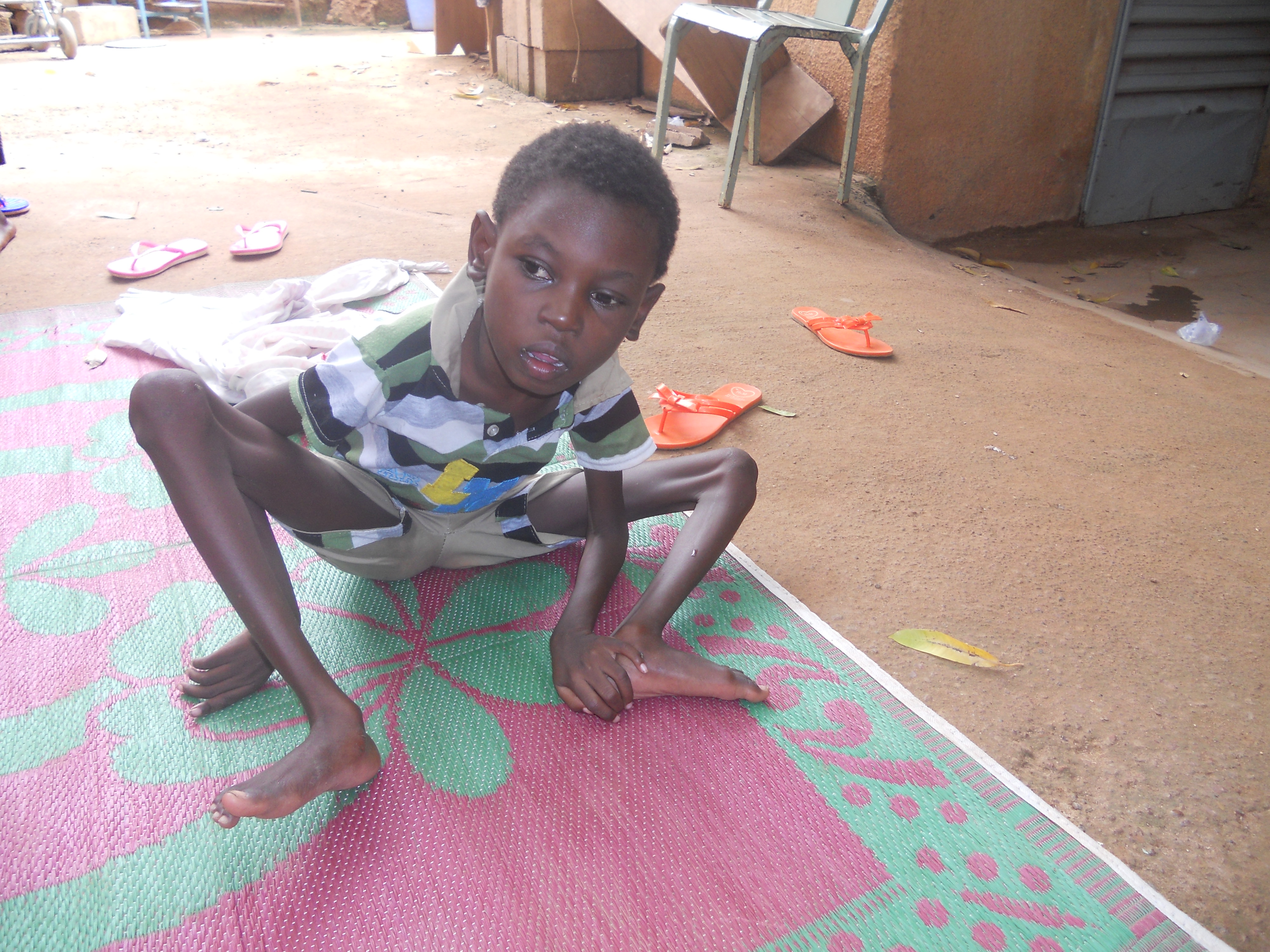 Photo d'un enfant en handicapé assis