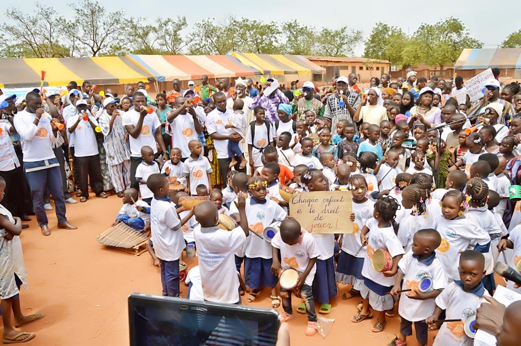 Enfant de la maternelle lors de minute de bruit de la sonnette d'alarme édition 2023