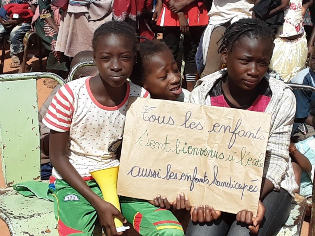 Enfants portant un slogan à la sonnette 2020