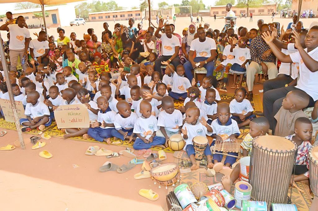 Enfants assistant à la sonnette d'alarme 2023