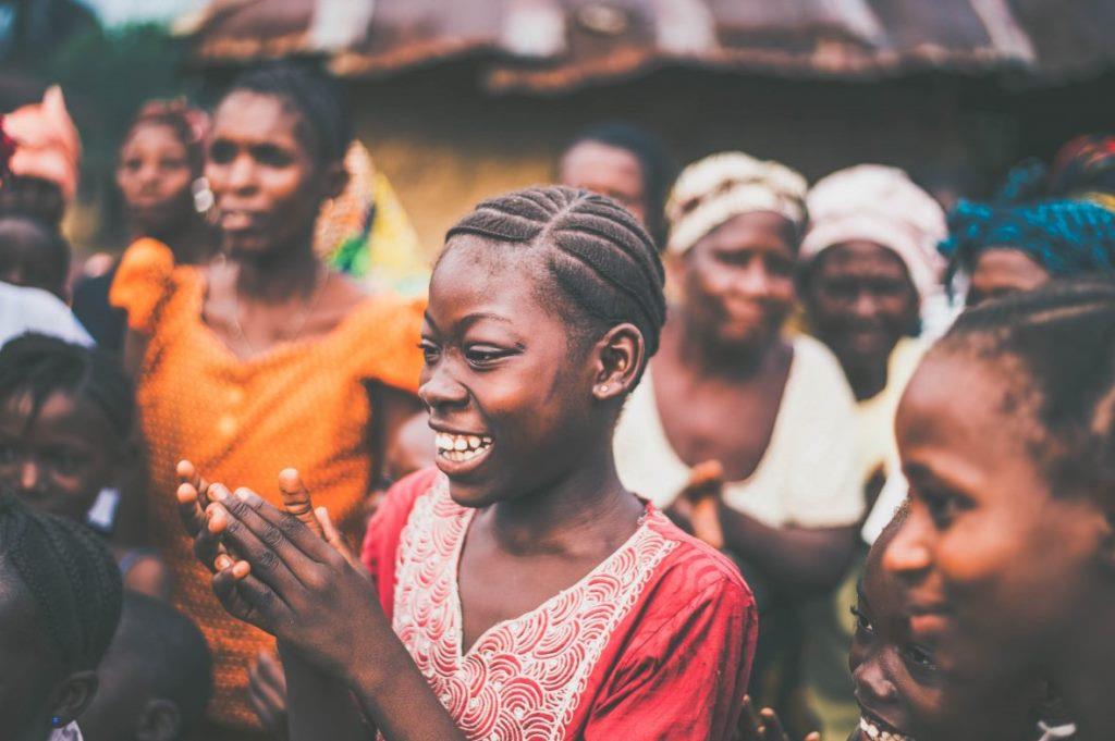 jeune fille souriante