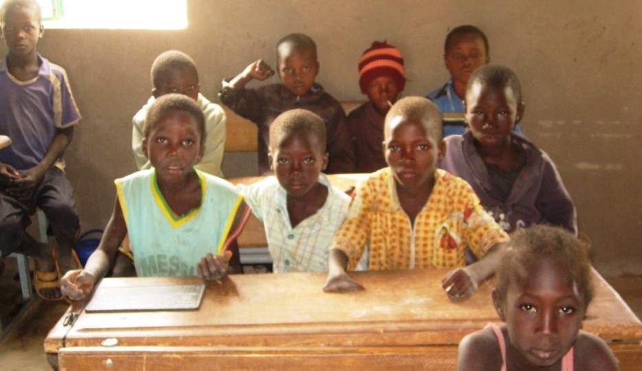 enfant handicapé physique dans une classe