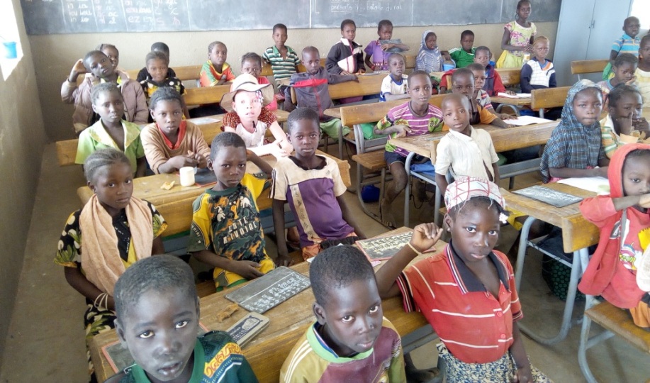 un enfant atteint d'albinisme dans une classe