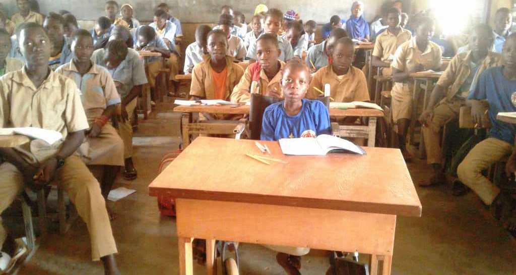 enfant handicapé physique dans une classe