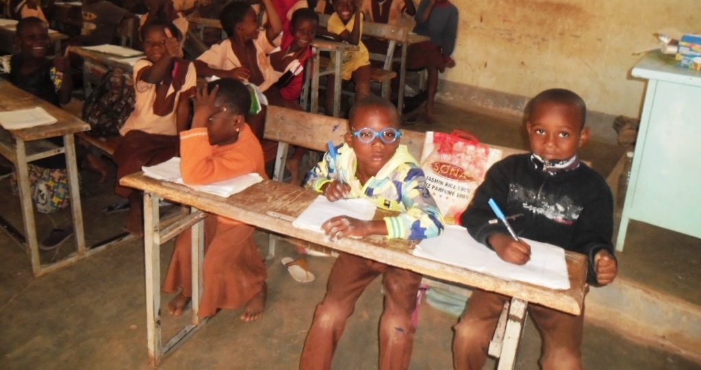 un enfant malvoyant dans une classe