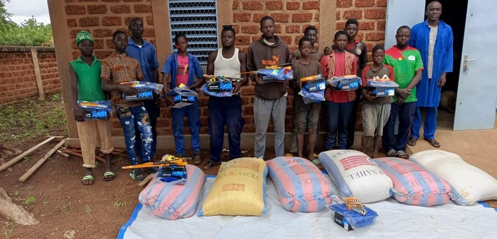 don de matériel aux Élèves Déplacés Internes à Dédougou