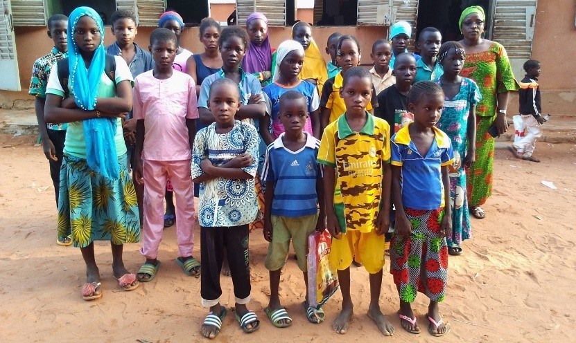 élèves devant une classe 