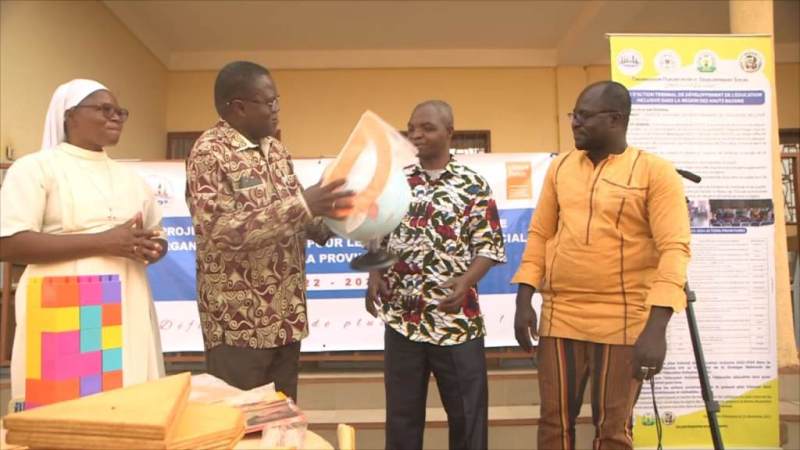 remise symbolique de matériel didactique à une école bénéficiaire