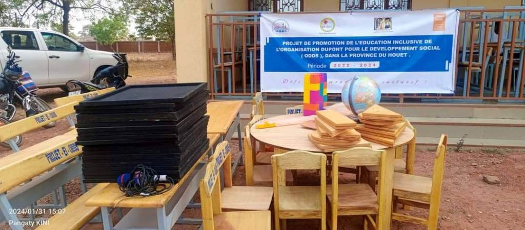  vue d'une partie du matériel didactique offert aux écoles
                                                                                                          pilotes dans le cadre du projet éducation inclusive