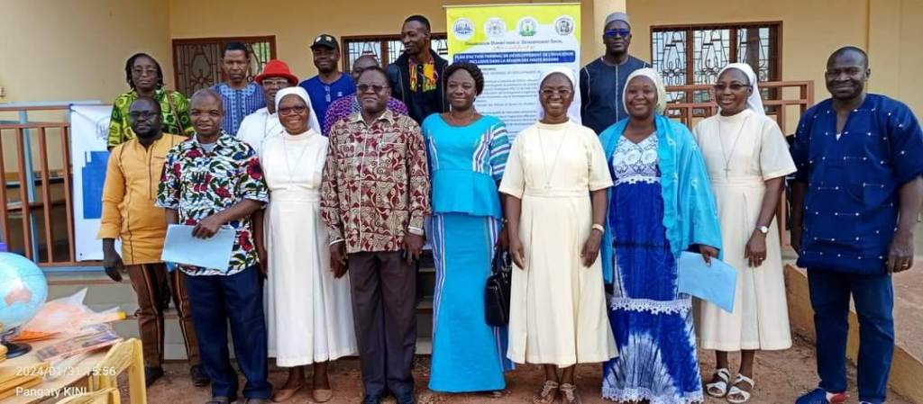 participants à la cérémonie de remise de matériel didactique aux écoles pilotes