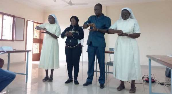 des participants à la formation des ensignants sur le language de signe entrain de faire des signes