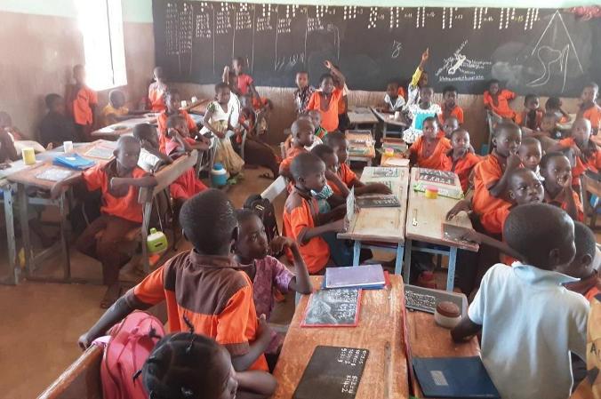 une classe d'éducation inclusive avec des élèves handicapés visuel 