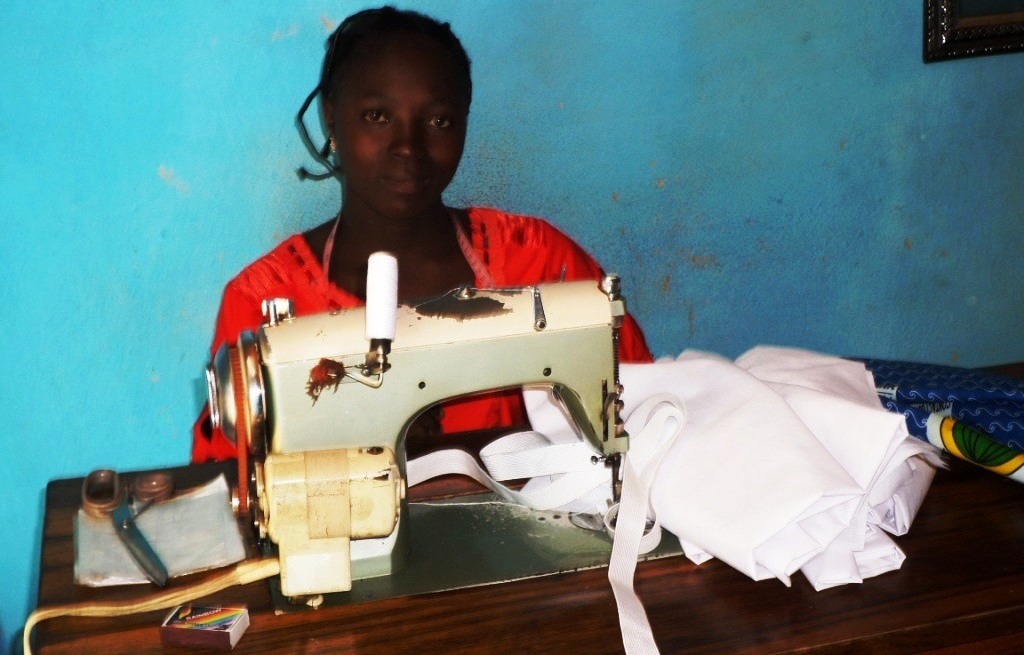 une femme avec sa machine à coudre