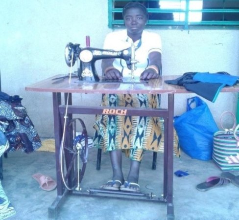 une jeune fille handicap&eacutee avec sa machine à coudre