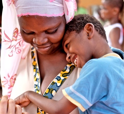 le sourire d'une femme avec son enfant
