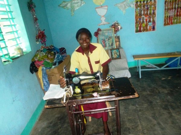 le sourire d'une femme avec sa machine à coudre