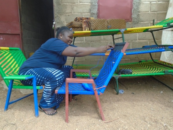 le sourire d'une femme qui tisse les chaises et lit picot