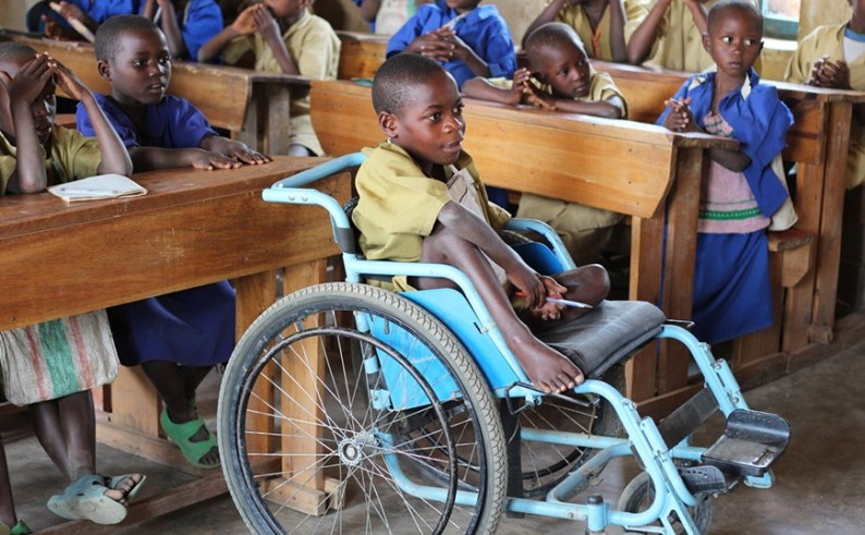 un enfant handicapé dans une classe