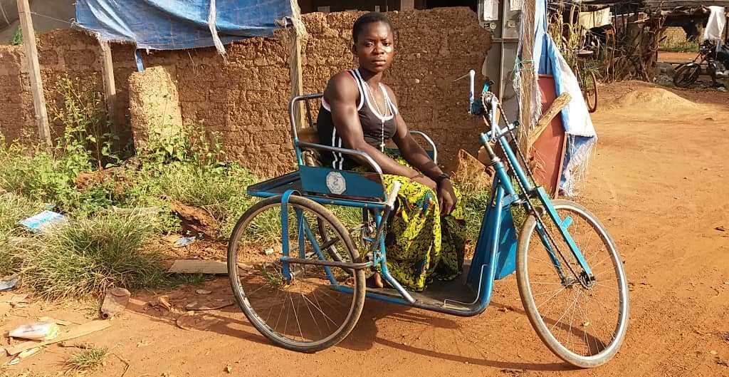 une femme dans son tricycle