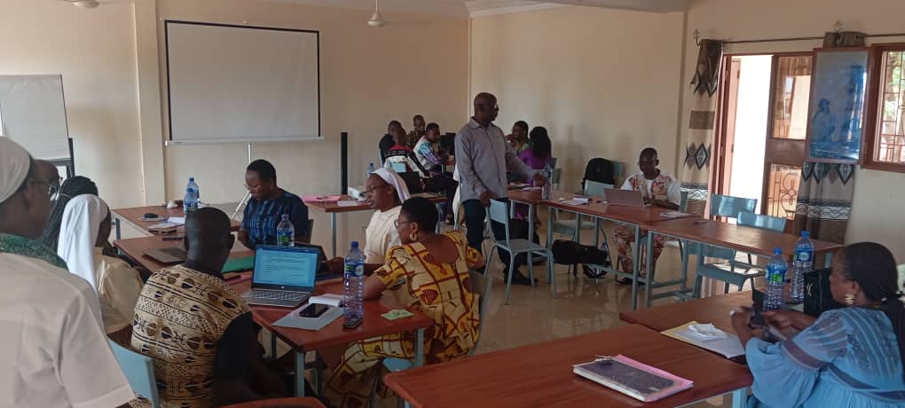 photo des participants à l'atelier de formation des
                                                                                                   Organisations Partenaires sur le projet sauvegarde en salle