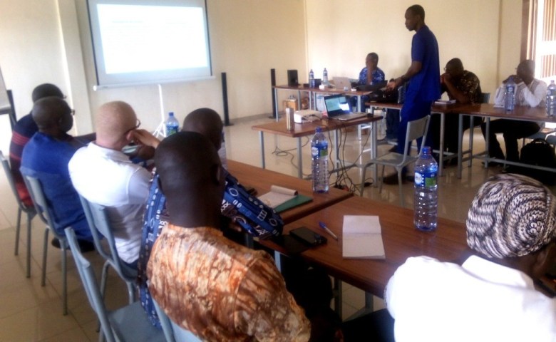 photo des participants à l'atelier de formation des
                                                                                          Organisations Partenaires sur le projet sauvegarde en salle