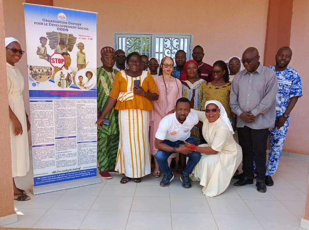 Photo de famille des acteurs de la sauvegarde et de la protection,
                                                                                              de l'quipe de l'ODDS et de la délégation de la FETAPH en visite au Burkina