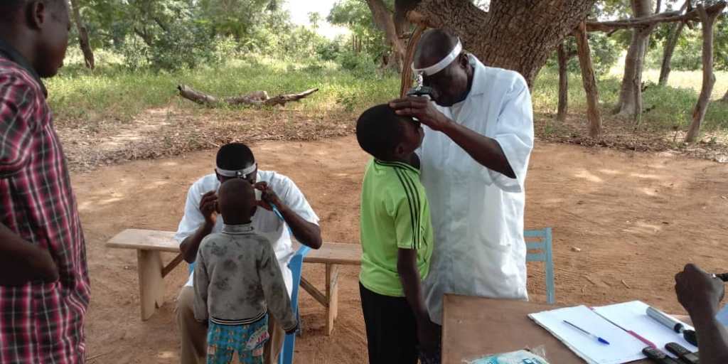examen des yeux d'un enfant au cours d'une campagne de dépistage