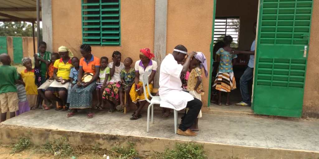 examen des yeux d'un enfant au cours d'une campagne de dépistage