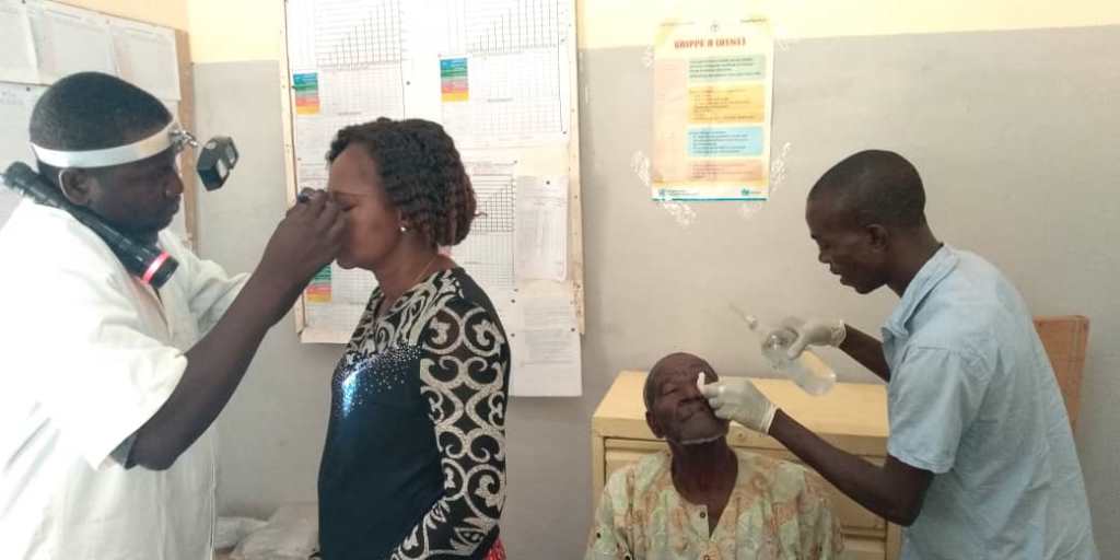 examen et soins des yeux lors d'une campagne de dépistage