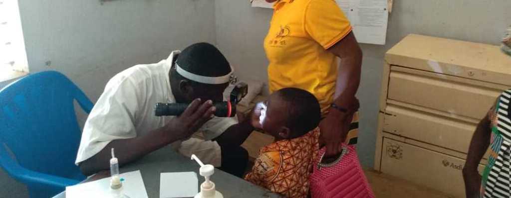 examen des yeux d'un enfant au cours d'une campagne de dépistage