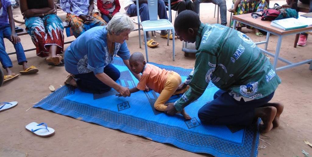 test de dépistage d'un enfant en kinésith´rapie au cours d'une campagne de dépistage