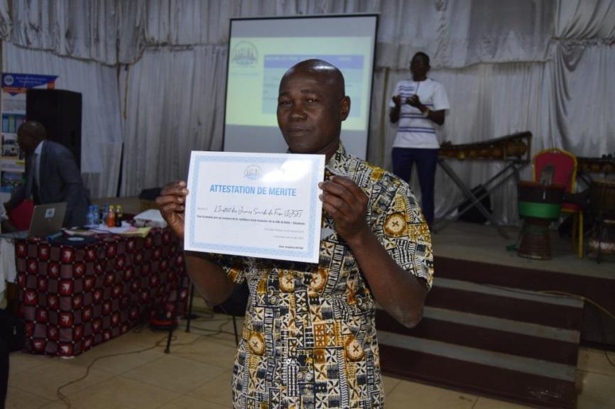 Le lauréat du concours
                                                                                                     de l'école la plus inclusive de la ville de Bobo Dioulasso première édition
                                                                                                     avec son attestion de mérite à la cérémonie de proclamation des résultats 