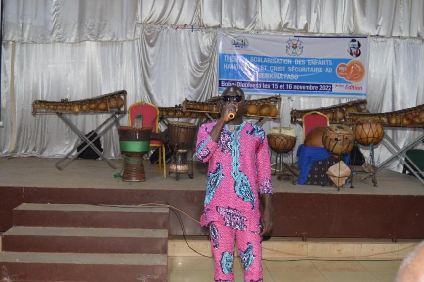 Prestation d'un artiste handicapé visuel à
                                                                                                     la cérémonie de proclamation des résultats
                                                                                                     du concours de l'école la plus inclusive de la ville de
                                                                                                     Bobo Dioulasso première édition